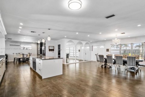 Casa en venta en Hollywood, Florida, 4 dormitorios, 226.5 m2 № 1991839 - foto 2