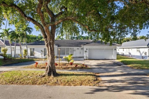 Casa en venta en Hollywood, Florida, 4 dormitorios, 226.5 m2 № 1991839 - foto 1