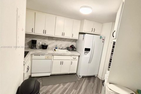 Apartment in Miami, Florida 3 bedrooms, 91.97 sq.m. № 2076535 - photo 2