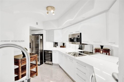 Condo in Sunny Isles Beach, Florida, 2 bedrooms  № 2056757 - photo 21