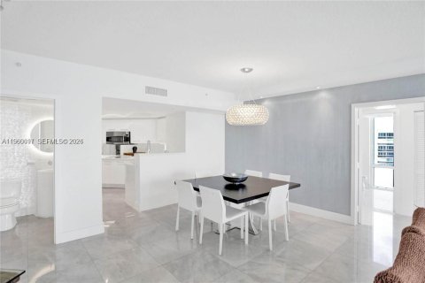 Condo in Sunny Isles Beach, Florida, 2 bedrooms  № 2056757 - photo 14