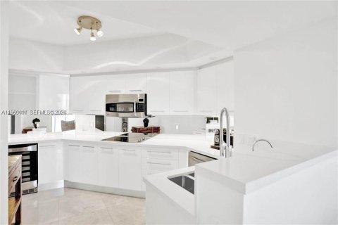 Condo in Sunny Isles Beach, Florida, 2 bedrooms  № 2056757 - photo 17