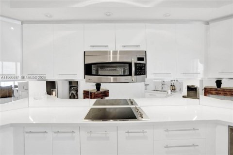 Condo in Sunny Isles Beach, Florida, 2 bedrooms  № 2056757 - photo 19