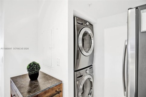 Condo in Sunny Isles Beach, Florida, 2 bedrooms  № 2056757 - photo 22