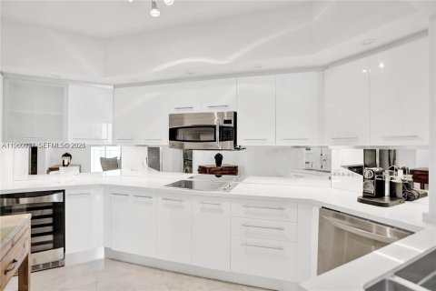 Condo in Sunny Isles Beach, Florida, 2 bedrooms  № 2056757 - photo 20