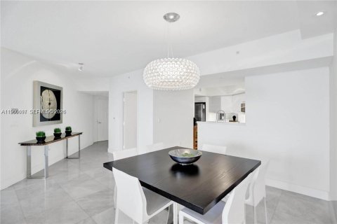 Condo in Sunny Isles Beach, Florida, 2 bedrooms  № 2056757 - photo 16