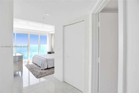 Condo in Sunny Isles Beach, Florida, 2 bedrooms  № 2056757 - photo 25