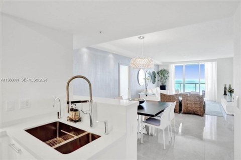 Condo in Sunny Isles Beach, Florida, 2 bedrooms  № 2056757 - photo 13