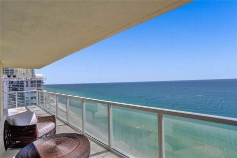 Condo in Sunny Isles Beach, Florida, 2 bedrooms  № 2056757 - photo 1