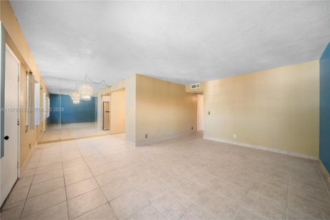 Condo in Pembroke Pines, Florida, 2 bedrooms  № 2090096 - photo 18