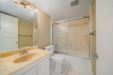 Condo in Pembroke Pines, Florida, 2 bedrooms  № 2090096 - photo 9