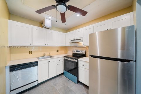 Condo in Pembroke Pines, Florida, 2 bedrooms  № 2090096 - photo 15