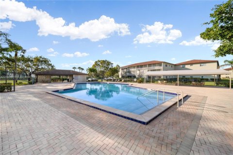 Condo in Pembroke Pines, Florida, 2 bedrooms  № 2090096 - photo 22