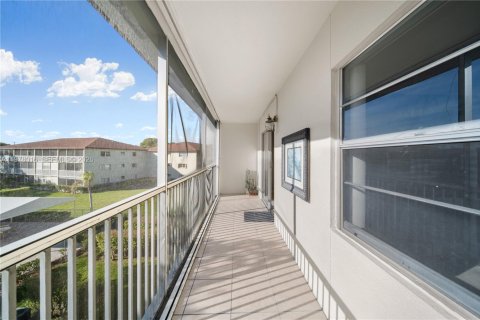 Condo in Pembroke Pines, Florida, 2 bedrooms  № 2090096 - photo 25