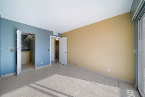 Condo in Pembroke Pines, Florida, 2 bedrooms  № 2090096 - photo 6