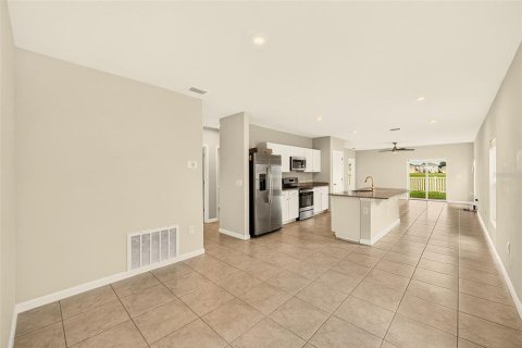 House in Zephyrhills, Florida 3 bedrooms, 139.35 sq.m. № 2427364 - photo 5