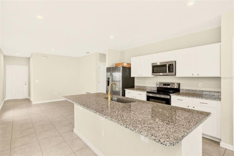 House in Zephyrhills, Florida 3 bedrooms, 139.35 sq.m. № 2427364 - photo 8