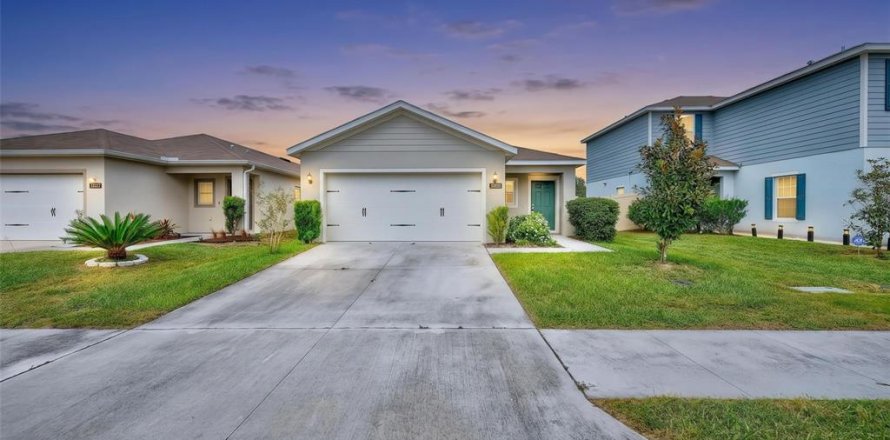 House in Zephyrhills, Florida 3 bedrooms, 139.35 sq.m. № 2427364