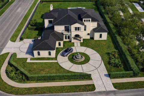 House in Weston, Florida 6 bedrooms, 689.43 sq.m. № 2180004 - photo 11