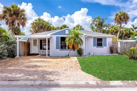 House in Saint Pete Beach, Florida 3 bedrooms, 133.59 sq.m. № 2223237