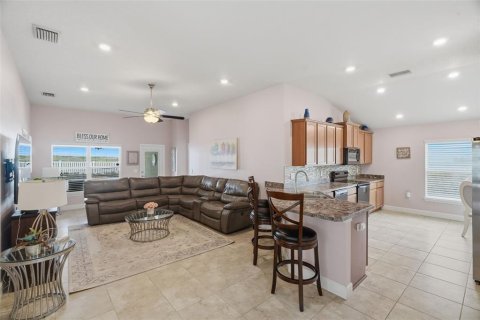 House in Hudson, Florida 4 bedrooms, 169.08 sq.m. № 2236380 - photo 10