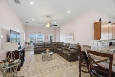 House in Hudson, Florida 4 bedrooms, 169.08 sq.m. № 2236380 - photo 2