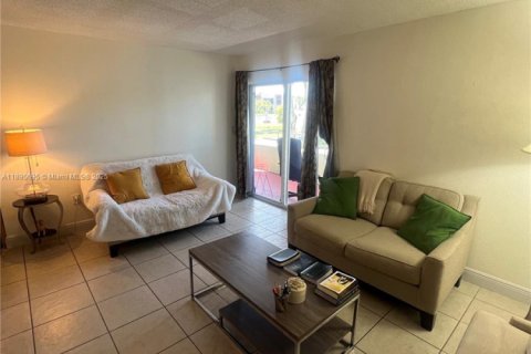 Condominio en alquiler en Miami, Florida, 1 dormitorio, 70.05 m2 № 1950225 - foto 3