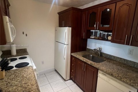 Condominio en alquiler en Miami, Florida, 1 dormitorio, 70.05 m2 № 1950225 - foto 1