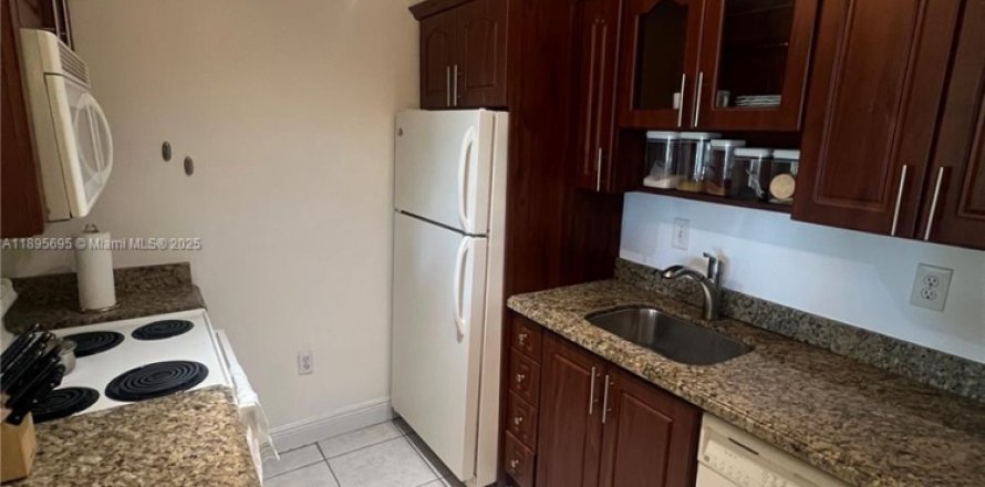 Condominio en Miami, Florida, 1 dormitorio  № 1950225