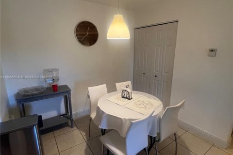 Condominio en alquiler en Miami, Florida, 1 dormitorio, 70.05 m2 № 1950225 - foto 2