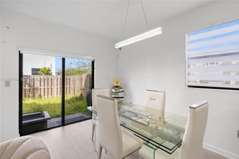 Townhouse in Homestead, Florida 3 bedrooms, 157.47 sq.m. № 2043322 - photo 16