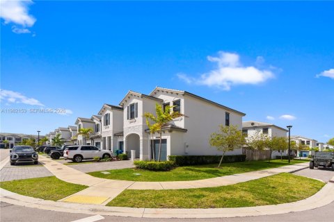 Townhouse in Homestead, Florida 3 bedrooms, 157.47 sq.m. № 2043322 - photo 3