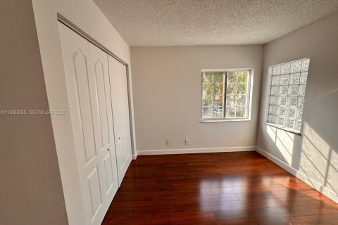 Снять в аренду таунхаус в Уэстон, Флорида 3 спальни, 136.47м2, № 2043741 - фото 15