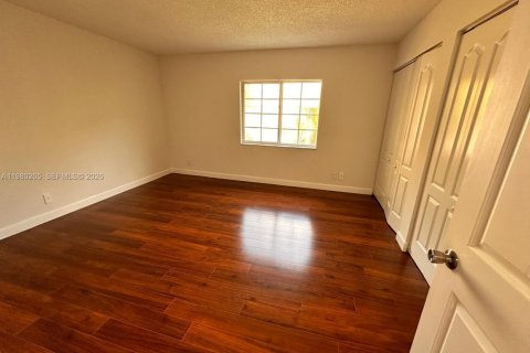 Снять в аренду таунхаус в Уэстон, Флорида 3 спальни, 136.47м2, № 2043741 - фото 8