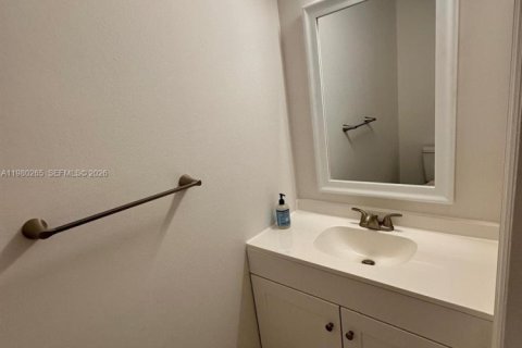 Снять в аренду таунхаус в Уэстон, Флорида 3 спальни, 136.47м2, № 2043741 - фото 4