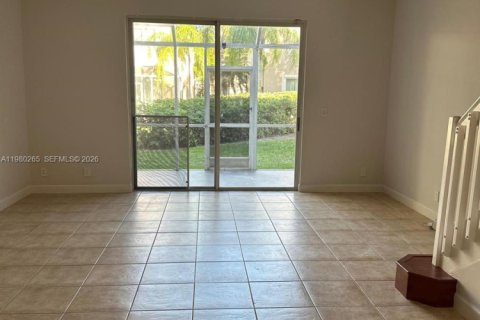 Снять в аренду таунхаус в Уэстон, Флорида 3 спальни, 136.47м2, № 2043741 - фото 2