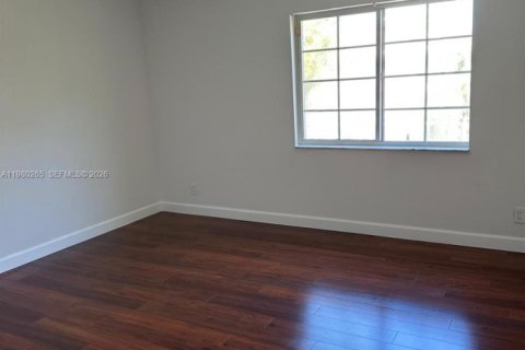 Снять в аренду таунхаус в Уэстон, Флорида 3 спальни, 136.47м2, № 2043741 - фото 7