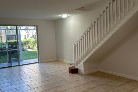 Снять в аренду таунхаус в Уэстон, Флорида 3 спальни, 136.47м2, № 2043741 - фото 3
