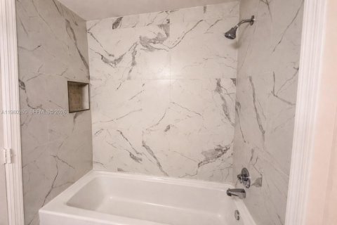 Снять в аренду таунхаус в Уэстон, Флорида 3 спальни, 136.47м2, № 2043741 - фото 18