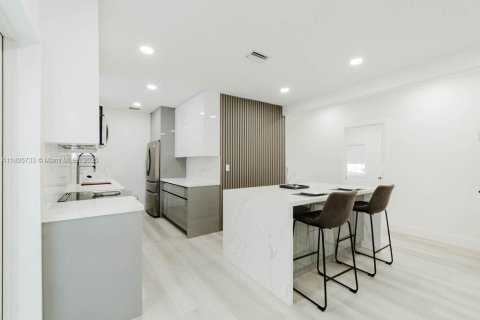 House in Miami, Florida 4 bedrooms, 123.56 sq.m. № 1947974 - photo 4