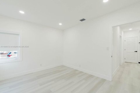House in Miami, Florida 4 bedrooms, 123.56 sq.m. № 1947974 - photo 28