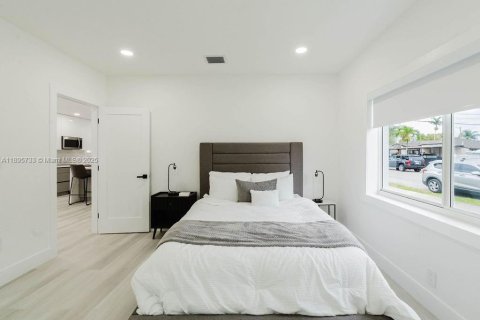 House in Miami, Florida 4 bedrooms, 123.56 sq.m. № 1947974 - photo 11
