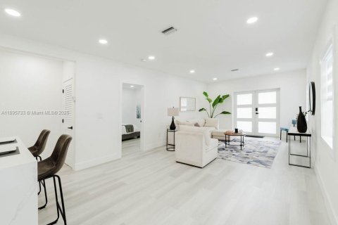House in Miami, Florida 4 bedrooms, 123.56 sq.m. № 1947974 - photo 29