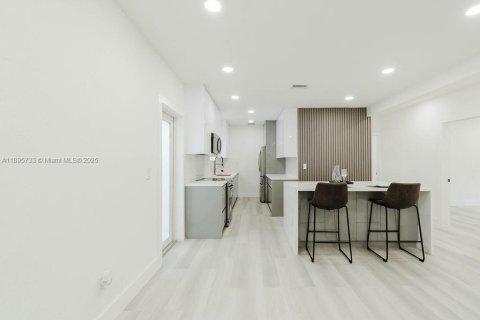 House in Miami, Florida 4 bedrooms, 123.56 sq.m. № 1947974 - photo 6