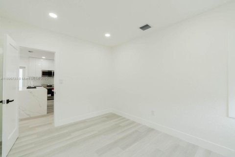 House in Miami, Florida 4 bedrooms, 123.56 sq.m. № 1947974 - photo 19