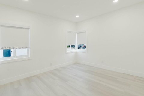 House in Miami, Florida 4 bedrooms, 123.56 sq.m. № 1947974 - photo 24