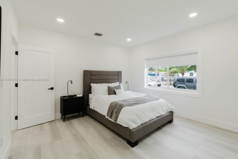 House in Miami, Florida 4 bedrooms, 123.56 sq.m. № 1947974 - photo 13