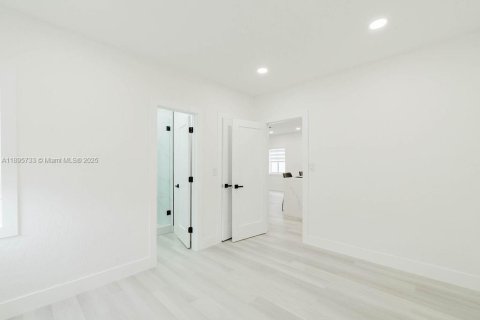 House in Miami, Florida 4 bedrooms, 123.56 sq.m. № 1947974 - photo 20