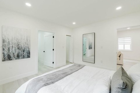 House in Miami, Florida 4 bedrooms, 123.56 sq.m. № 1947974 - photo 14