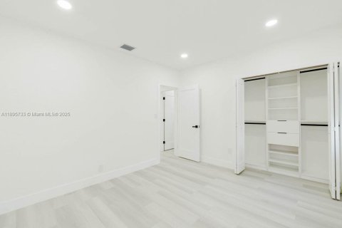 House in Miami, Florida 4 bedrooms, 123.56 sq.m. № 1947974 - photo 26